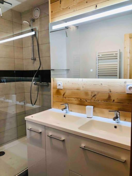 Appartement T4 8 Couchages Spacieux Et Cosy Au Pied Des Pistes Genos ภายนอก รูปภาพ